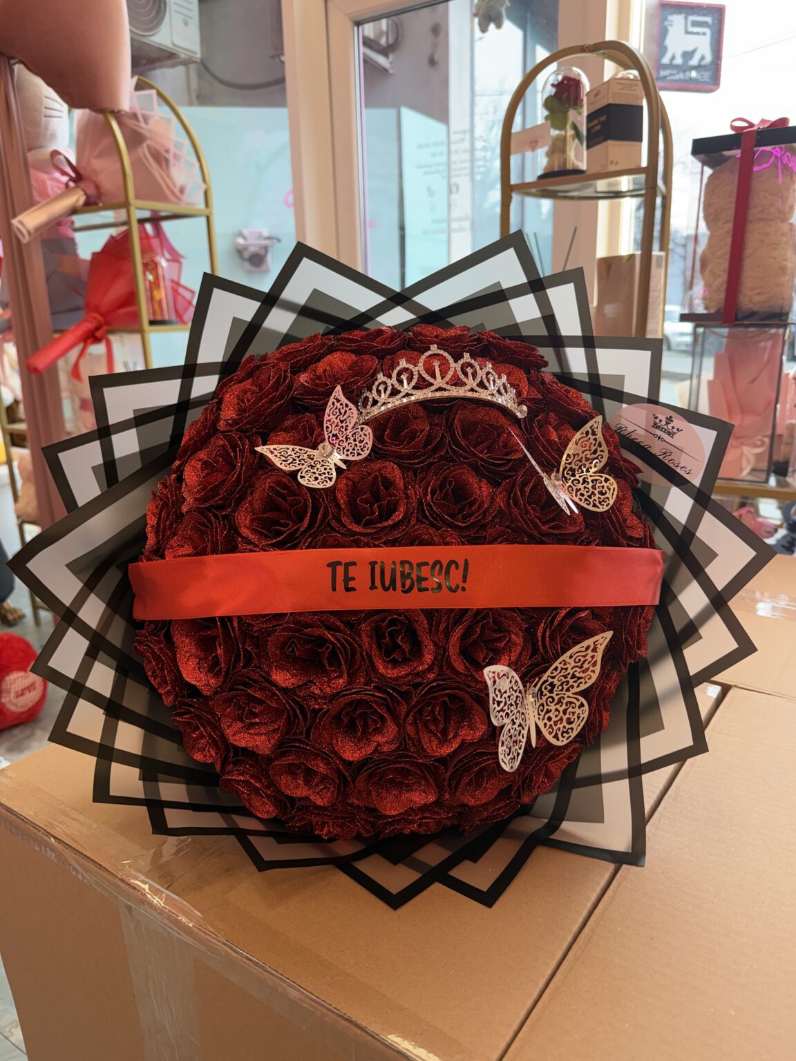 Buchet 51 trandafiri rosii cu sclipici glitter cadou de lux aniversare flori care nu se ofilesc