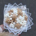 Buchet cadou din ursuleți de pluș ambalați în alb