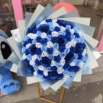 Buchet gigant 101 trandafiri de sapun si trandafiri imperiali cu sclipici albastru⁠